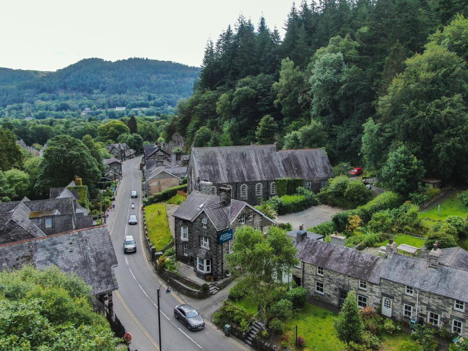 Base Camp Snowdonia, Gwersyll Cyntaf Eryri Hostel Betws-y-Coed Bagian luar foto