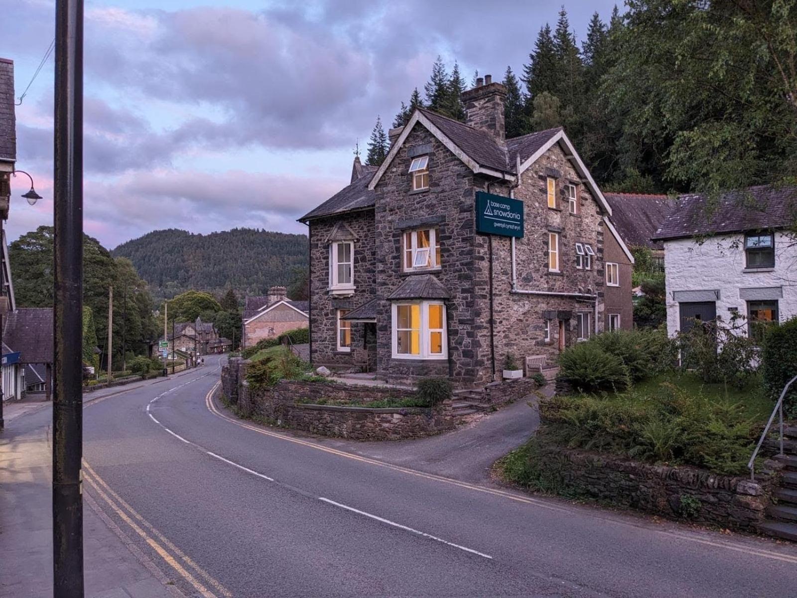 Base Camp Snowdonia, Gwersyll Cyntaf Eryri Hostel Betws-y-Coed Bagian luar foto